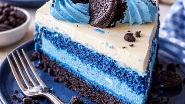 Blauer Samt Oreo Käsekuchen mit cremiger Füllung und Oreo-Keksen.