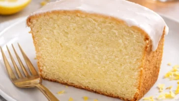 Leckere Brauner Butter Blondies auf einem Teller serviert