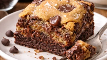 Leckere Brookies, eine Mischung aus schokoladigen Brownies und knusprigen Cookies