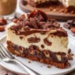 Scheibe eines Brownie-Käsekuchens auf einem Teller