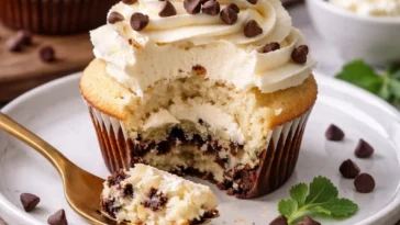 Leckere Cannoli-Cupcakes mit ricottafüllung und schokolade