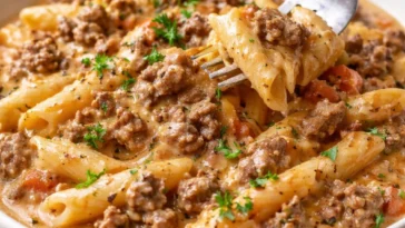 Cremige Rindfleisch-Pasta mit frischen Kräutern und Parmesan