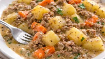 Cremiger Hack-Kartoffel-Kohlrabi-Eintopf mit frischen Zutaten in einem Topf.