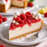 Cremiger No-Bake weiße Schokoladen-Himbeer-Käsekuchen auf einem Teller