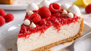 Cremiger No-Bake weiße Schokoladen-Himbeer-Käsekuchen auf einem Teller