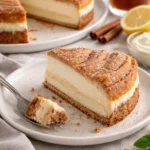 Leckeres Crescent Roll Dessert auf einem Teller angerichtet