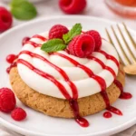 Crumbl Himbeer-Käsekuchen-Plätzchen mit frischen Himbeeren und cremigem Käsekuchenbelag.