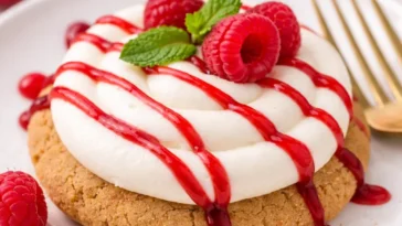 Crumbl Himbeer-Käsekuchen-Plätzchen mit frischen Himbeeren und cremigem Käsekuchenbelag.