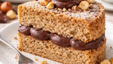 Dacquoise mit Schokoladenganache auf einem Teller serviert