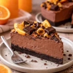 Leckere Scheibe Schokoladen-Orange-Käsekuchen auf einem Teller