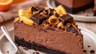 Leckere Scheibe Schokoladen-Orange-Käsekuchen auf einem Teller