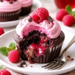 Himbeer-Schokoladen-Lava-Cupcakes mit schmelzender Füllung