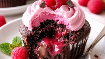 Himbeer-Schokoladen-Lava-Cupcakes mit schmelzender Füllung