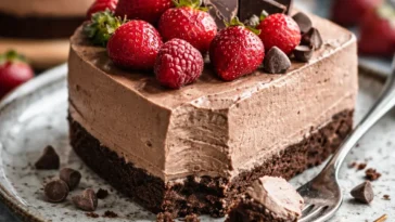 Dekadente Schokoladenmousse-Torte für Schokoladenliebhaber