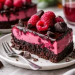 Dekadenter Dunkel-Schokoladen-Himbeer-Käsekuchen mit frischen Himbeeren und cremigem Käsebelag.