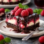 Dekadenter dunkler Schokoladen-Himbeer-Käsekuchen mit frischen Himbeeren