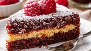 Schnellster Kuchen der Welt mit leckerem Topping auf einem Tisch