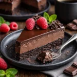 Dunkler Schokoladenkäsekuchen mit cremiger Käsefüllung und Schokoladenglasur