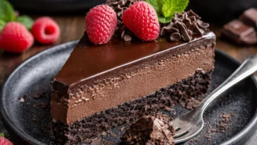 Dunkler Schokoladenkäsekuchen mit cremiger Käsefüllung und Schokoladenglasur