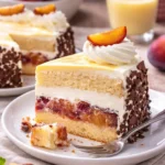 Saftiger Eierlikör-Pflaumenkuchen frisch gebacken für festliche Anlässe.