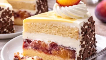 Saftiger Eierlikör-Pflaumenkuchen frisch gebacken für festliche Anlässe.