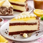 Eierlikörtorte mit Sahne und Schokoladendekoration auf einem Teller