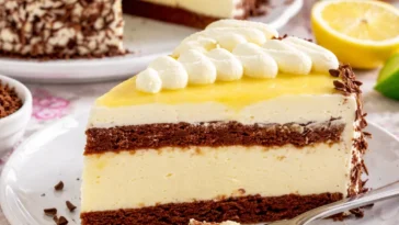 Eierlikörtorte mit Sahne und Schokoladendekoration auf einem Teller