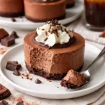 Eierloser Schokoladenmousse-Kuchen, reichhaltig und cremig, perfekt für Desserts.