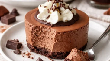 Eierloser Schokoladenmousse-Kuchen, reichhaltig und cremig, perfekt für Desserts.