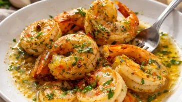 Einfache Garnelen Scampi in einer leckeren Knoblauchsoße serviert.