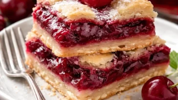 Einfache Kirschkuchenriegel auf einem Teller, bereit zum Genießen.