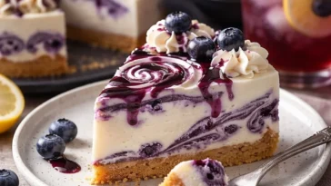 Eleganter weißer Schokoladen-Heidelbeer-Schichtkuchen mit frischen Heidelbeeren