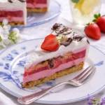 Leckere Erdbeer-Eistorte mit frischen Erdbeeren und Sahne