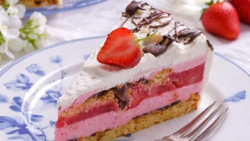 Leckere Erdbeer-Eistorte mit frischen Erdbeeren und Sahne