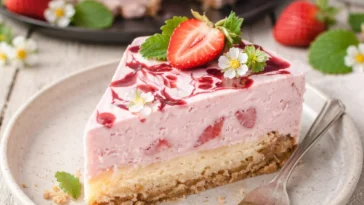 Erdbeer-Joghurt-Torte mit frischen Erdbeeren und Joghurt-Creme auf einem Schokoladenboden