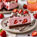Erdbeer-Käsekuchen mit Schoko-Keksboden, ohne Backen, appetitlich angerichtet