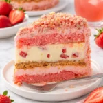 Leckerer Erdbeer-Shortcake-Cheesecake mit frischen Erdbeeren und Sahne.