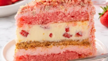 Leckerer Erdbeer-Shortcake-Cheesecake mit frischen Erdbeeren und Sahne.