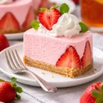 Ein luftiges Erdbeermousse im Glas, dekoriert mit frischen Erdbeeren.