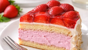 Leckere Erdbeertorte mit frischen Erdbeeren und Sahne