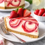Erdbeerwirbel-Käsekuchen auf einem Teller, dekoriert mit frischen Erdbeeren.
