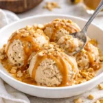 Erdnussbutter-Eiscreme in einer Schüssel mit Erdnüssen