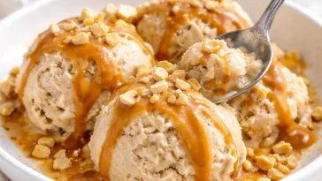 Erdnussbutter-Eiscreme in einer Schüssel mit Erdnüssen