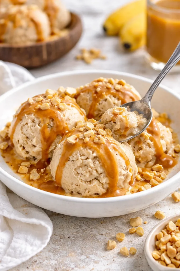 Erdnussbutter-Eiscreme in einer Schüssel mit Erdnüssen