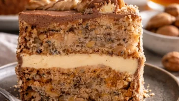 Fabrik Torte mit frischer Glasur und dekorativen Toppings