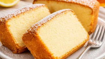 Rezept für feuchten Gelben Kuchen auf einem Teller