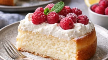 Flaumiger Joghurtwolkenkuchen mit frischen Früchten und Sahne