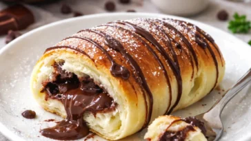 Fluffige Schokobrötchen mit doppeltem Schokokern auf einem Teller