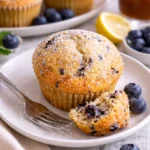 Fluffige Vanillemuffins mit Streuseln auf einem Tablett.