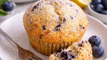 Fluffige Vanillemuffins mit Streuseln auf einem Tablett.